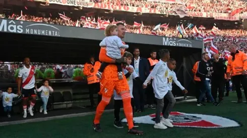 Franco Armani salió con su hijo en brazos al último superclásico.