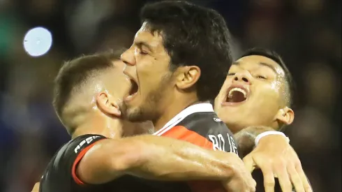 Herrera celebra el gol de Rojas.