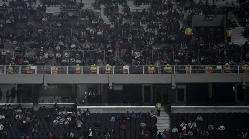 El personal de seguridad privada, presente en las tribunas altas con un cordón humano sobre la baranda.