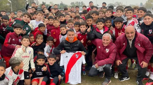 El hermoso encuentro de Javier Saviola con los futuros cracks de River.