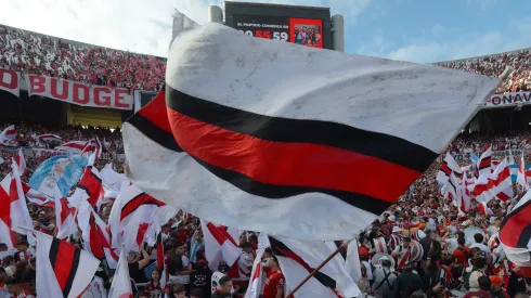 El Monumental se viste de fiesta para un partido clave por el título.