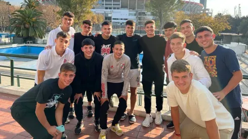La foto de Julián con parte de los juveniles de la pensión millonaria.