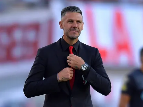 Los convocados que van por la vuelta olímpica en el Monumental