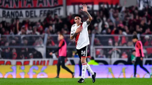 Enzo Pérez recibe el amor de todos los hinchas.