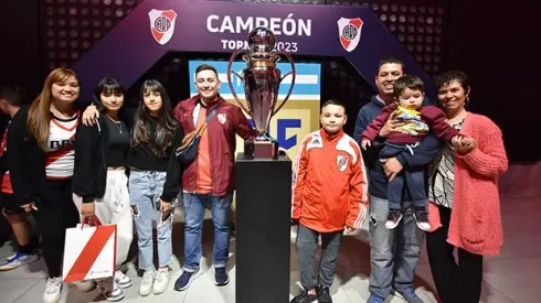 Los hinchas junto al trofeo en el Museo River.