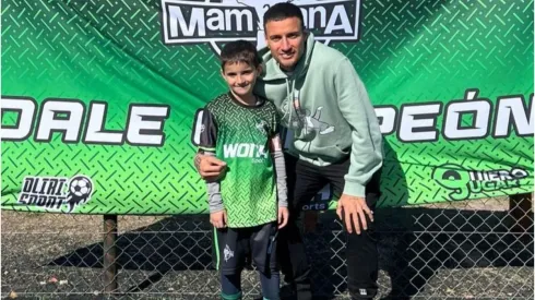 Mammana festejó con los chicos de su escuelita de fútbol