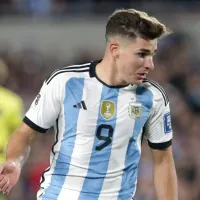 Julián Álvarez recibió un curioso regalo de River y saludó a los hinchas