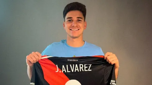 Julián Álvarez con la camiseta del Más Grande.