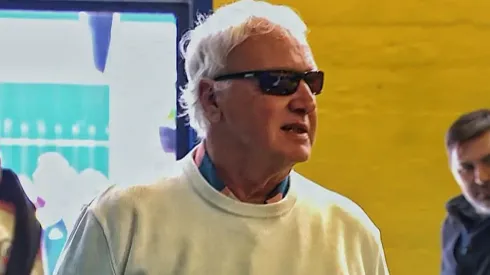 Con anteojos y una sonrisa: así llegó el Beto Alonso a La Bombonera