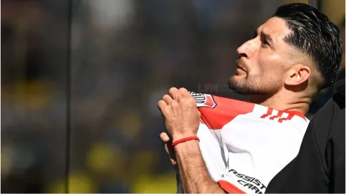 Milton Casco exhibió el escudo enfrente de los hinchas de Boca