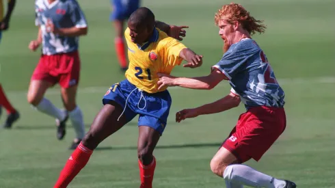 Asprilla ante Alexi Lalas.