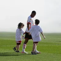 Sueño cumplido: la fanática de Julián entró de la mano con De la Cruz