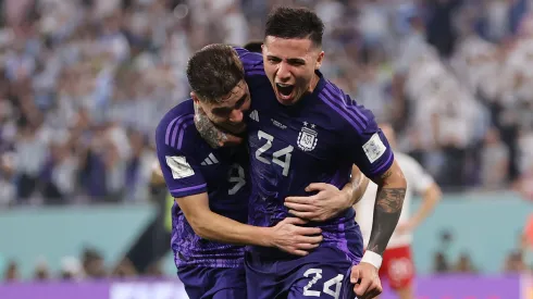 Enzo y Julián van desde el arranque frente a Paraguay en el Monumental.