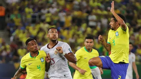 Salomón Rondón ante Brasil.