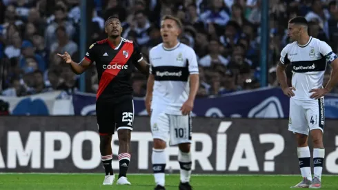 Salomón Rondón le anotó un golazo a Gimnasia.