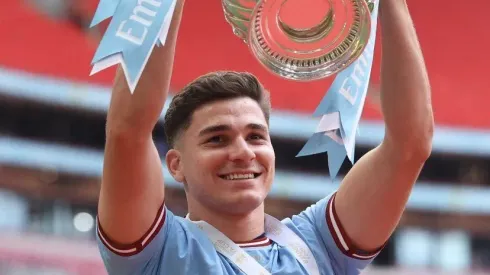 Julián alza en alto la FA Cup.