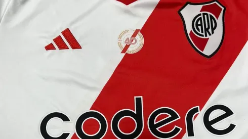 River lucirá un logo conmemorativo en el centro del pecho. (Foto: Juan Cortese).