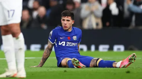 Enzo Fernández, víctima de un patadón del Cuti Romero.