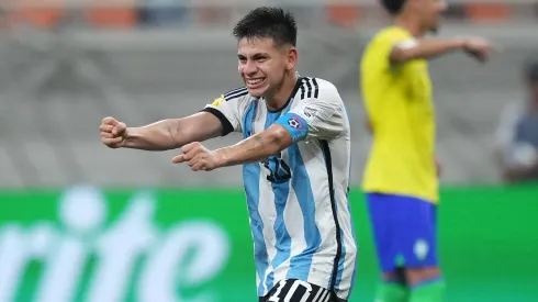 Echeverri se llevó la pelota ante Brasil.