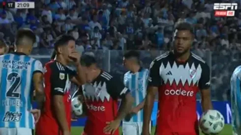 Insólito: la pelea de Borja con Barco por el penal ante Atlético Tucumán