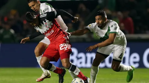 BUENOS AIRES, ARGENTINA - SEPTEMBER 24: Rodrigo Aliendro of River Plate battles for the ball with Alejandro Maciel of Banfield and Eric Remedi of Banfield during a match between Banfield and River Plate as part of group A of Copa de la Liga Profesional 2023 at Florencio Sola Stadium on September 24, 2023 in Buenos Aires, Argentina. (Photo by Daniel Jayo/Getty Images)