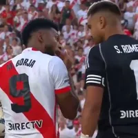 El picante cruce de Miguel Borja con Sergio Romero en el final del superclásico
