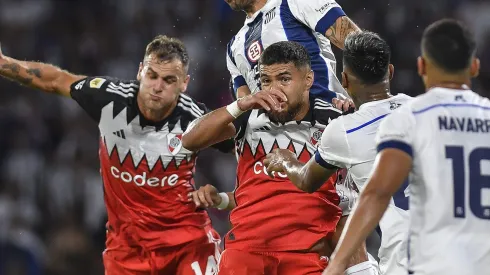 El defensor chileno no pudo terminar el partido ante Talleres.