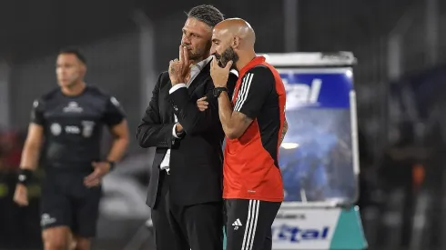 Demichelis y Pinola hablan en medio del partido con Talleres buscando soluciones.