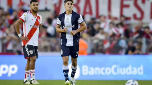 Macana de Paulo Díaz en el primer gol del partido. (Foto: Getty).