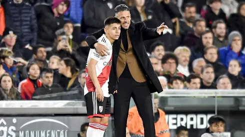 Demichelis le daba sus primeras indicaciones a Echeverri antes de su debut.