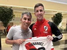 Pipino Cuevas recibió al plantel en Paraguay y se llevó la camiseta de Nacho Fernández