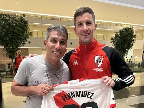 Pipino Cuevas recibió al plantel en Paraguay y se llevó la camiseta de Nacho Fernández