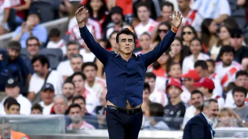 BUENOS AIRES, ARGENTINA - FEBRUARY 4: Gustavo Quinteros coach of Velez Sarsfield gives instructions to his team players during a Copa de la Liga 2024 group A match between River Plate and Velez Sarsfield at Estadio Mas Monumental Antonio Vespucio Liberti on February 4, 2024 in Buenos Aires, Argentina. (Photo by Marcelo Endelli/Getty Images)