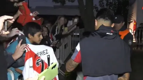 Los hinchas de River se acercaron para saludar a Enzo Pérez en Santiago del Estero.