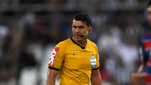 El árbitro encargado del VAR en Nacional vs. River. Foto: Getty.