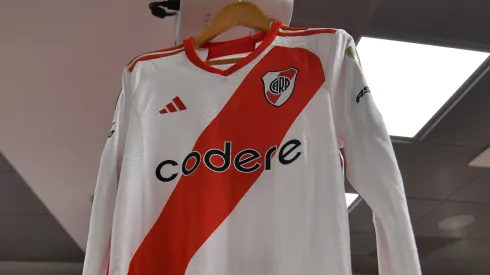 La camiseta manga larga que utilizó River.