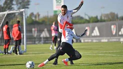 Paulo Díaz "castigando" a Claudio Echeverri.