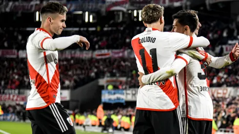 Solari festeja el gol de River en los brazos de Colidio.