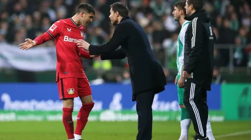 Exequiel Palacios recibe indicaciones de Xabi Alonso en Bayer Leverkusen (Foto: Getty)
