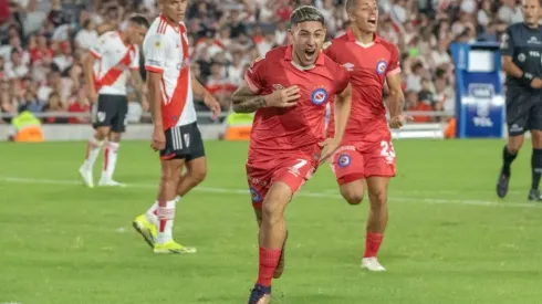 Santiago Montiel volverá a cruzarse con River luego de su último festejo.