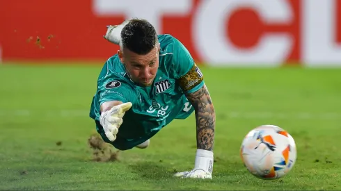 Guido Herrera, el arquero que pretende River, atajó un penal en el Morumbí, pero debió repetirse.