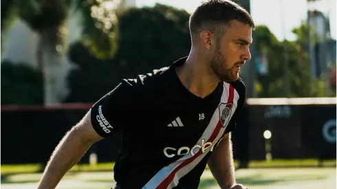 Lucas Beltrán entrenó con la ropa de River en sus vacaciones.
