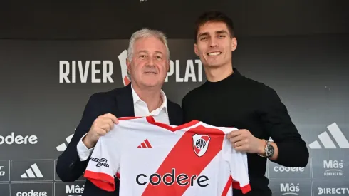 Gattoni firmó su contrato junto al vicepresidente Matías Patanian.