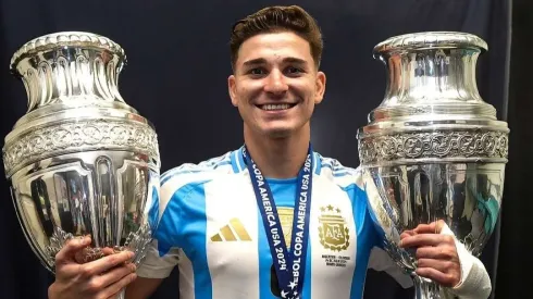 Julián Álvarez sigue llenando las vitrinas con trofeos.