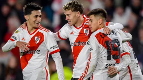 Los jugadores de River celebran un tanto de Colidio.
