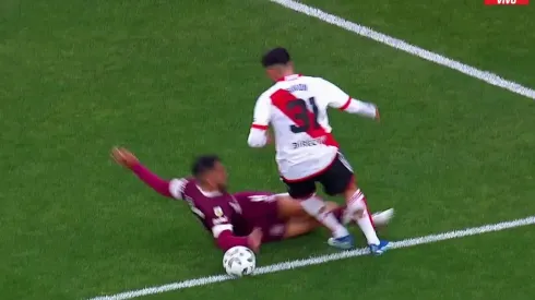 Luciatti tocó la pelota con la mano en el segundo tiempo.