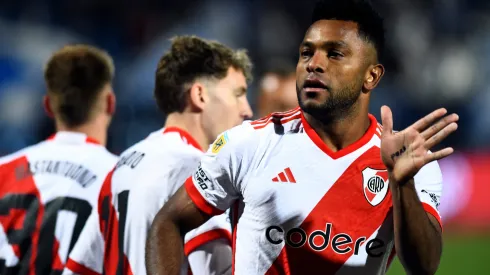 Miguel Borja celebra un tanto de River.