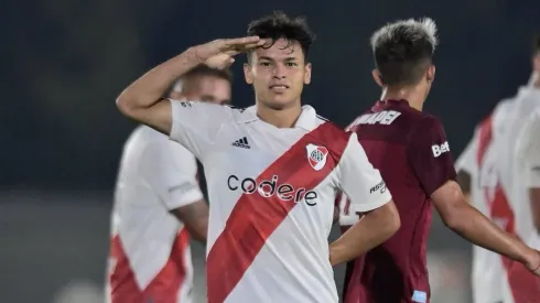 El delantero colombiano celebra los goles como su compatriota, Rafael Borré.