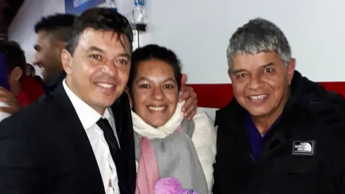 Marcelo Gallardo con su hermana Marta y su papá, Máximo.