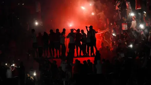 Fue identificado el agresor que tiró por lo menos una de las bengalas marinas